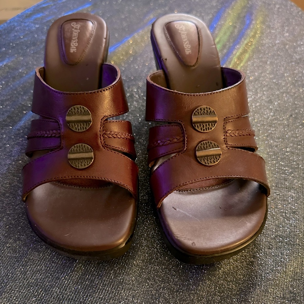 Brown mules